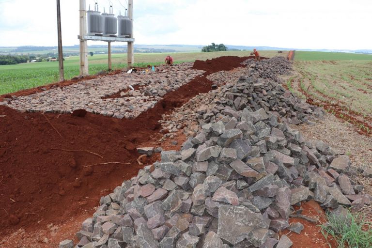 Iniciado o assentamento de pedras irregulares nas linhas Concórdia e Wilhelms