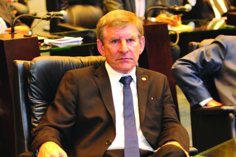 Elio Rusch reassume cadeira na Assembleia Legislativa do Paraná