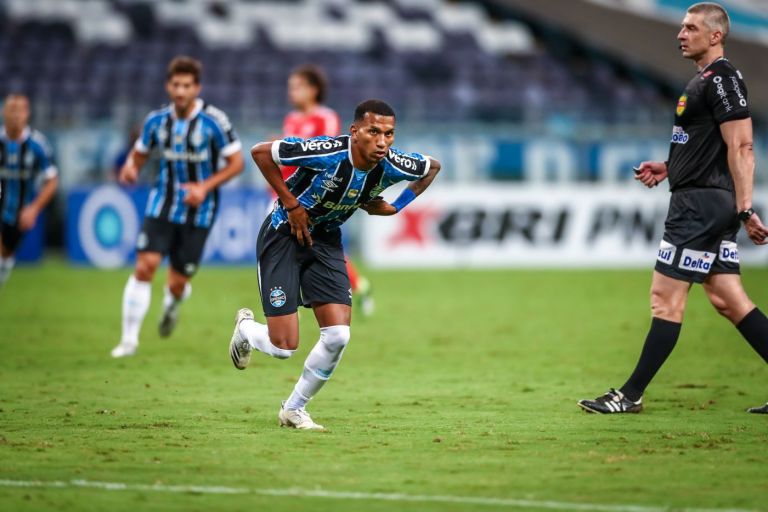 Com gol de Léo Chú, Grêmio vence o Inter e assume a liderança do Gauchão