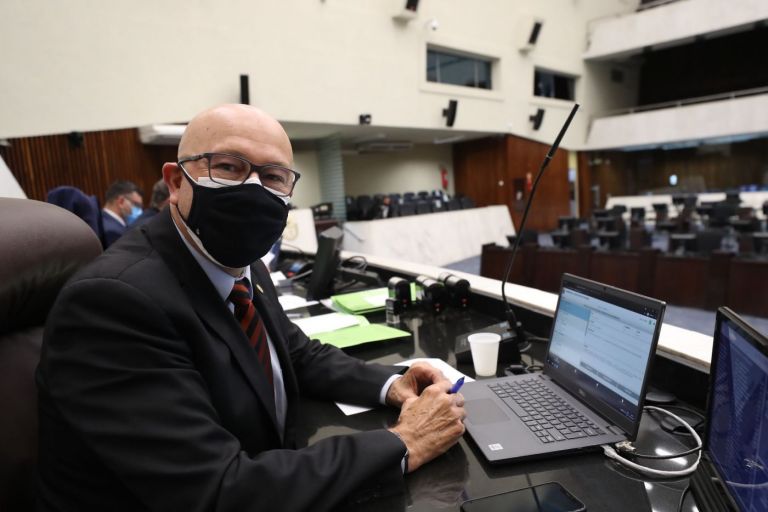 “No Paraná resolveram fazer um laboratório”, critica deputado Romanelli