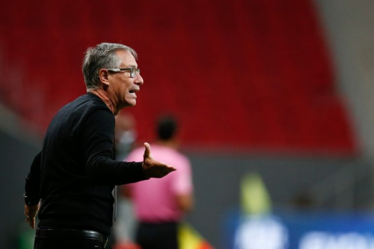 Holan explica improvisos no Santos e alerta: “Podíamos ter resolvido antes”