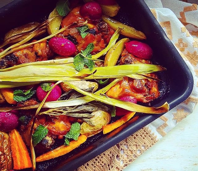 Coxa e sobrecoxa com alho poró, batata, rabanete e cenoura