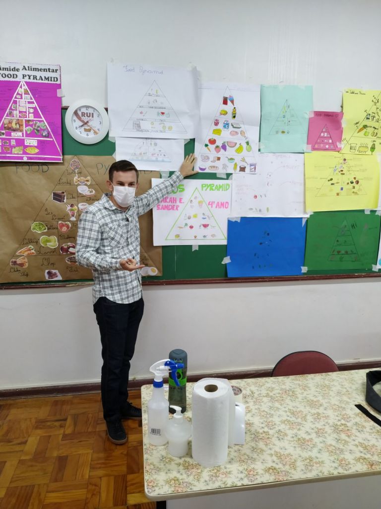 Alunos do Rui Barbosa participam de palestra sobre a pirâmide alimentar