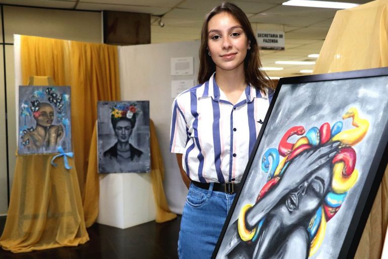 Quadros de artista rondonense estão em exposição no saguão do paço municipal