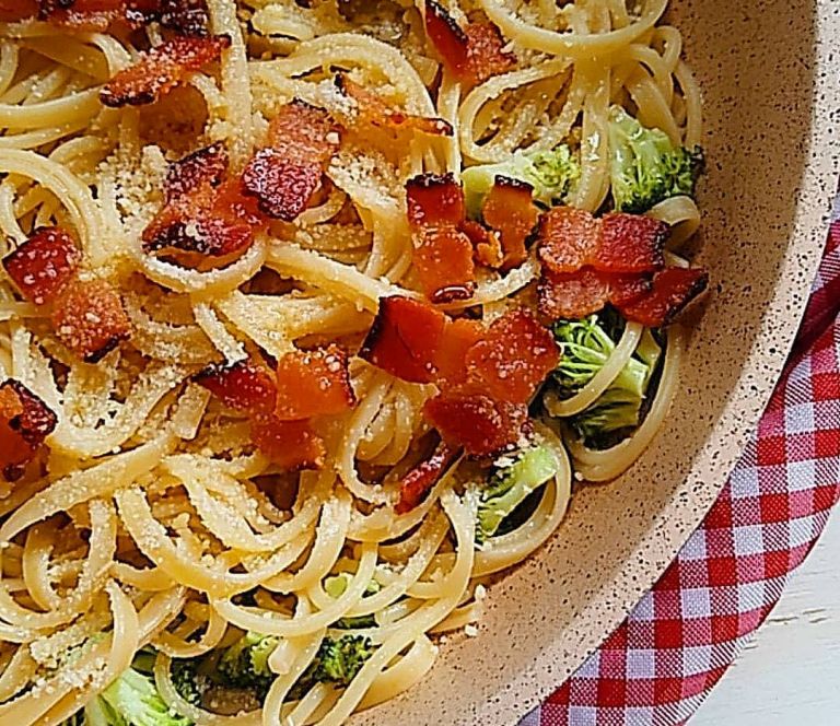 Linguine com bacon e brócolis