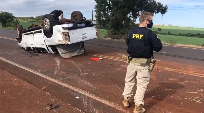 Caminhonete S10 capota na BR-163 próximo a Mercedes; condutor foi encaminhado à UPA