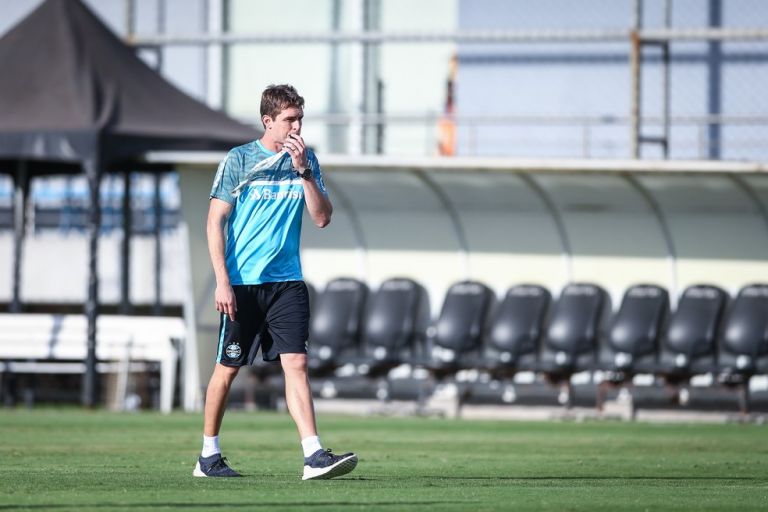 Maicon e Kannemann ficam fora, mas Vanderson volta após Covid