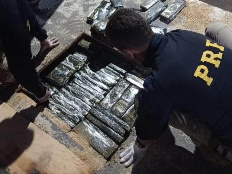 Pai e filho são presos pela PRF acusados de transportar quase meia tonelada de drogas na região