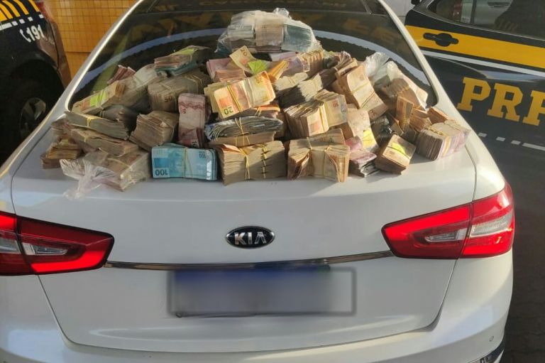 PRF apreende R$ 1,26 milhão em espécie com casal na BR-277 na região Oeste