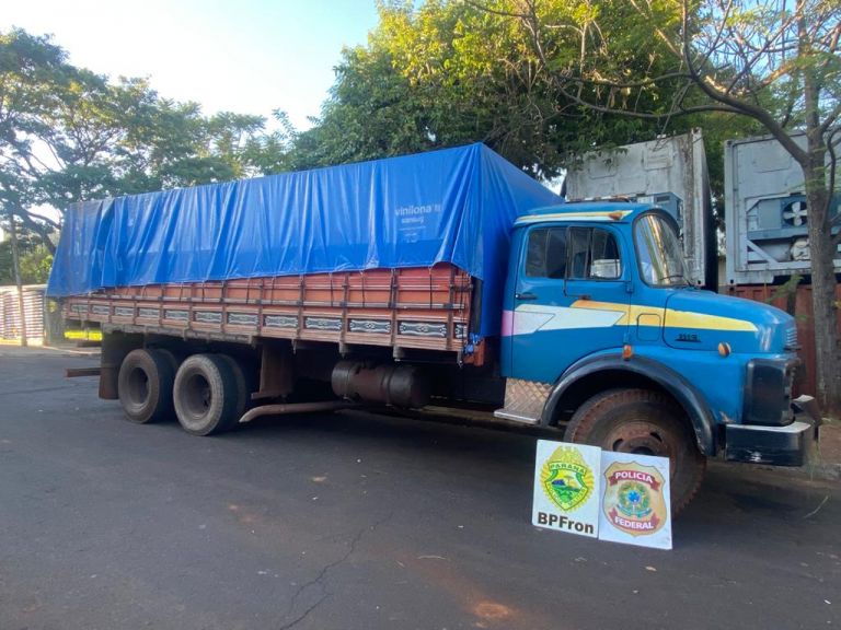 BPFron e PF interceptam caminhão com cigarros contrabandeados em Santa Helena