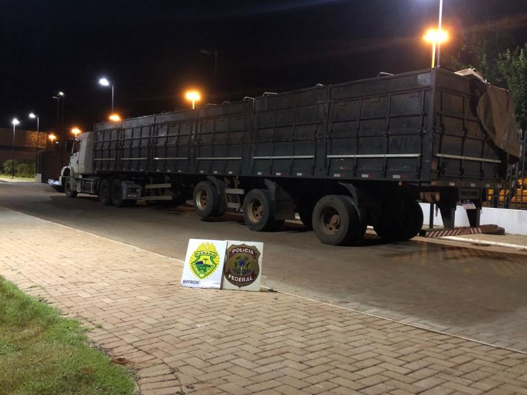 PF e BPFron apreendem caminhão com carregamento de R$ 1,9 milhões em Mercedes