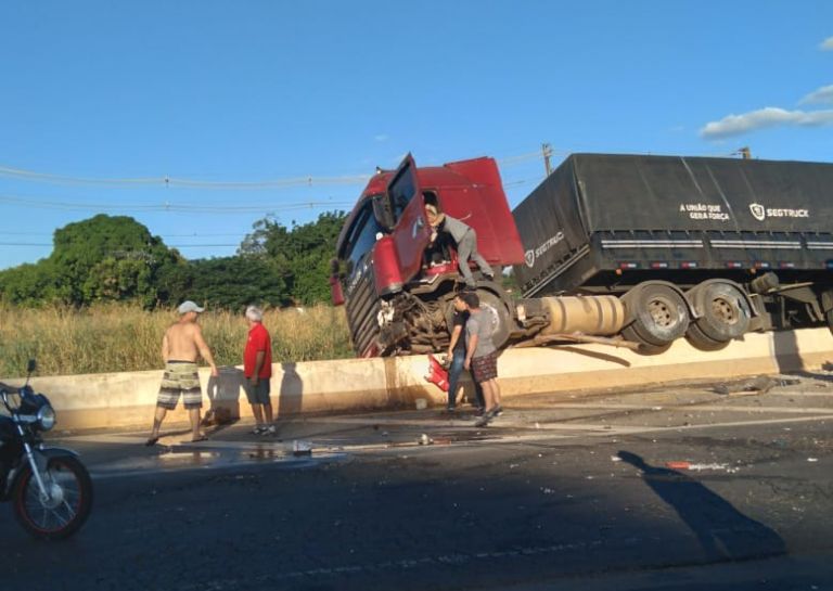 Carreta perde a direção e sobe em mureta perto do portal de Marechal Rondon; veja o vídeo