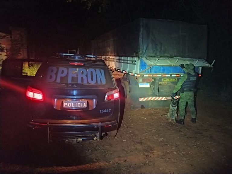BPFron intercepta carreta carregada com cigarros contrabandeados em Santa Helena