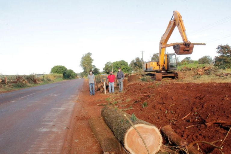DER realiza corte de árvores na PR-491 sentido Nova Santa Rosa a Marechal Rondon