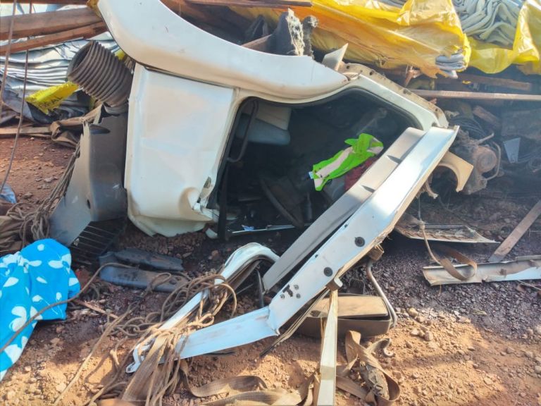 Frente de caminhão é destruída em colisão, mas motorista escapa com ferimentos leves