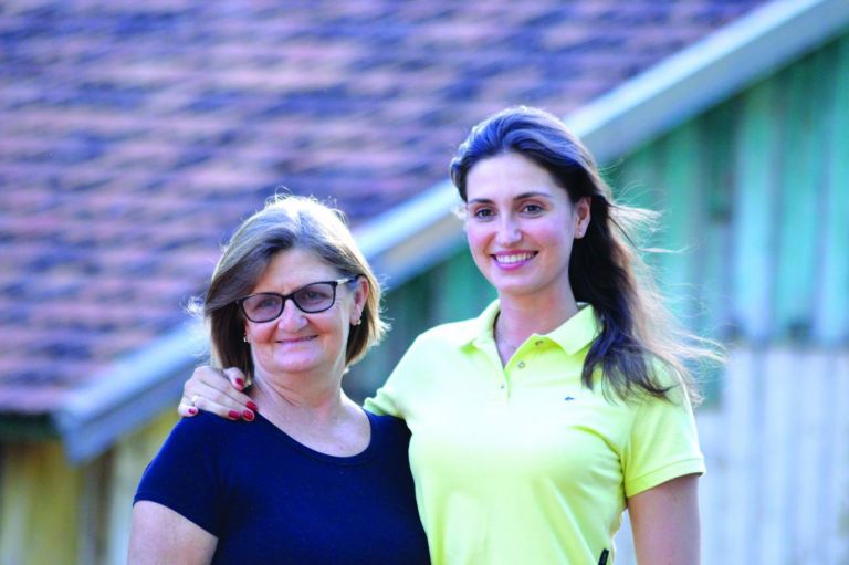 Mãe e filha, rondonenses cantam de galo na avicultura