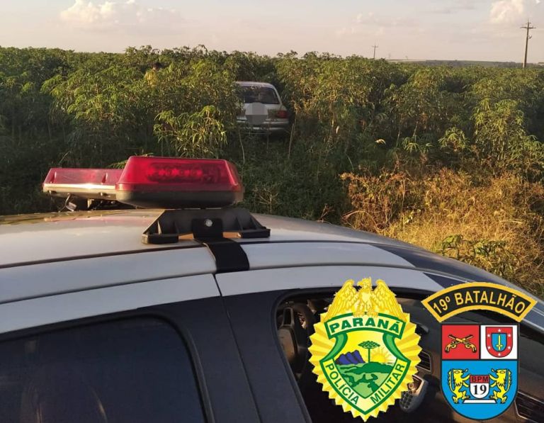 Carro furtado em propriedade é encontrado abandonado em plantação perto da Linha Guará