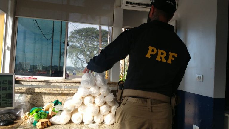 PRF apreende cocaína com duas mulheres no Paraná