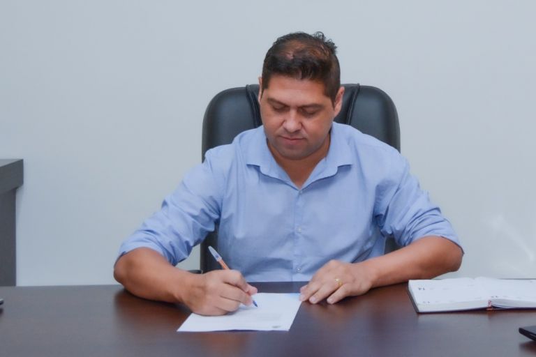 Município do Oeste vai pagar primeira parcela do 13º salário aos servidores na terça-feira