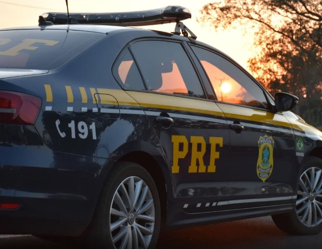 Dez fuzis são apreendidos em carro sobre plataforma de caminhão guincho