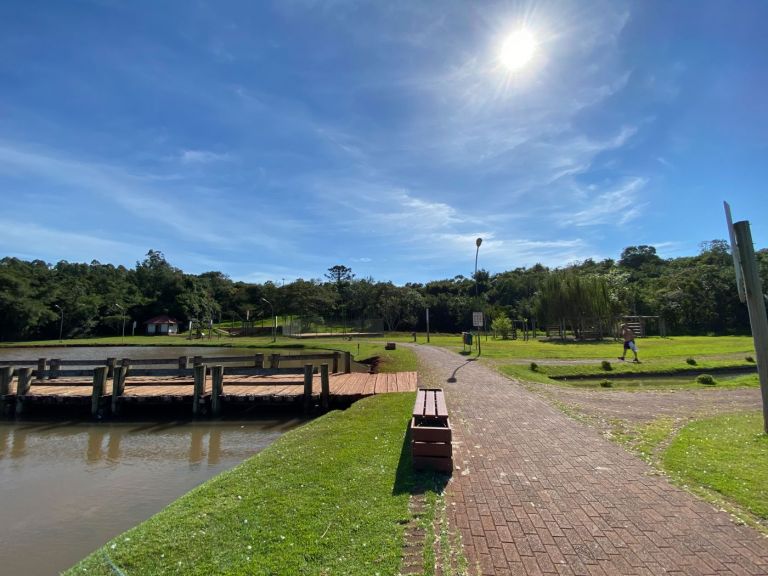 Semana começa abafada; estão previstas pancadas de chuva