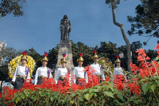 Polícias do Paraná prestam homenagem a Tiradentes