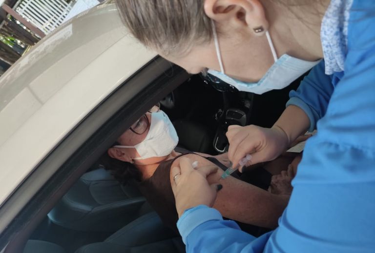 Vacinação contra a Covid-19 para pessoas com 64 e 65 anos tem horário estendido; saiba mais