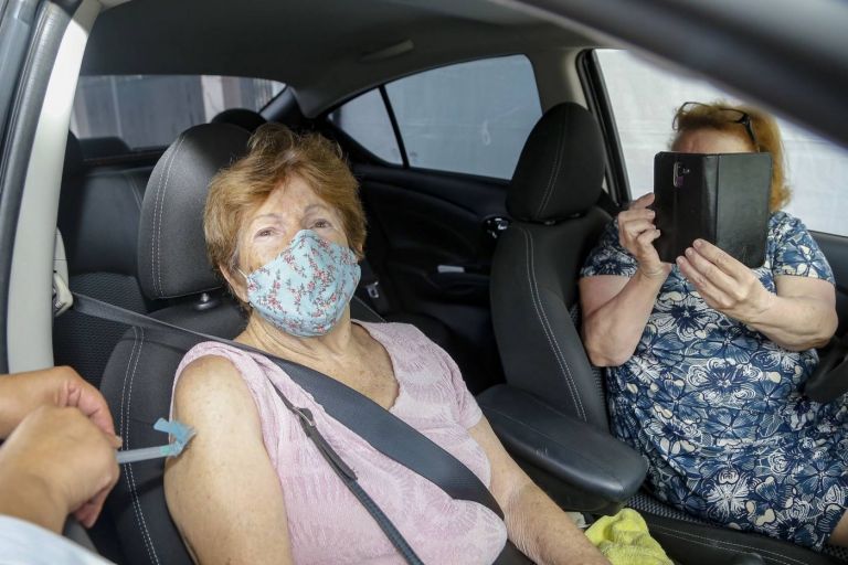 15% dos municípios do Paraná já começaram a vacinar pessoas com 60 anos