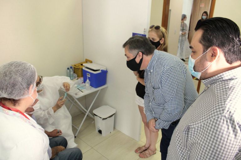 Vacinação e medidas de enfrentamento à pandemia melhoram indicadores no Paraná