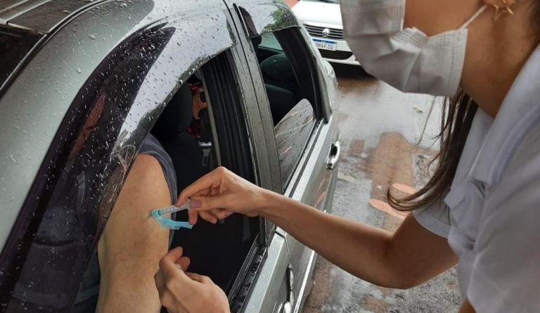 Segunda dose da vacina contra a Covid-19 está sendo aplicada no parque de exposições