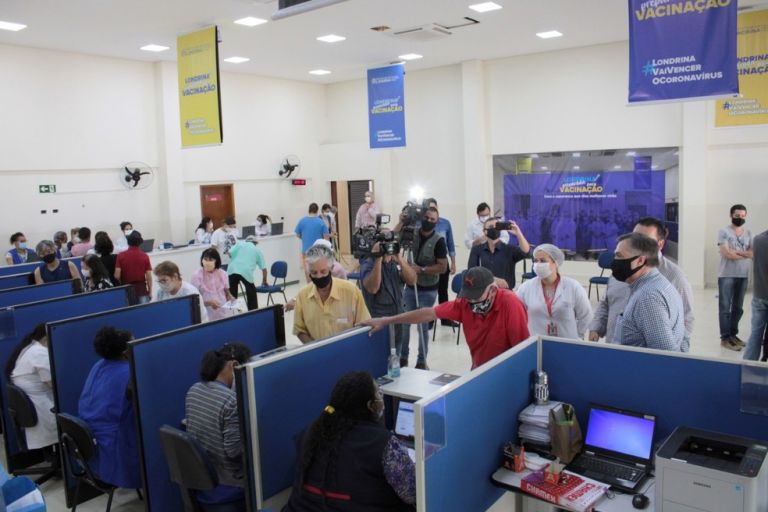 Paraná pretende ampliar horário de vacinação até a meia-noite, diz secretário de Saúde