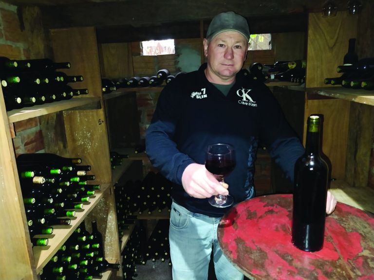 Apaixonado por vinhos, rondonense aprimora processo de fabricação e tem adega de fazer inveja