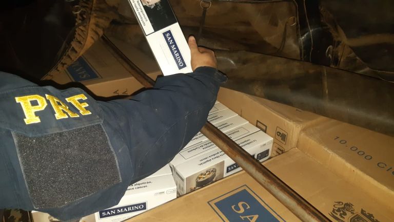 Três homens são presos pela PRF enquanto saqueavam carga incendiada de cigarros contrabandeados