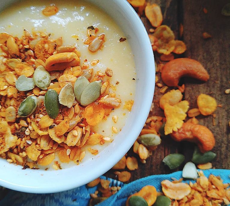 Creme de ovos com granola salgada   