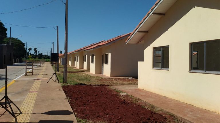 Famílias de Guaíra que residiam em condições precárias recebem novas moradias