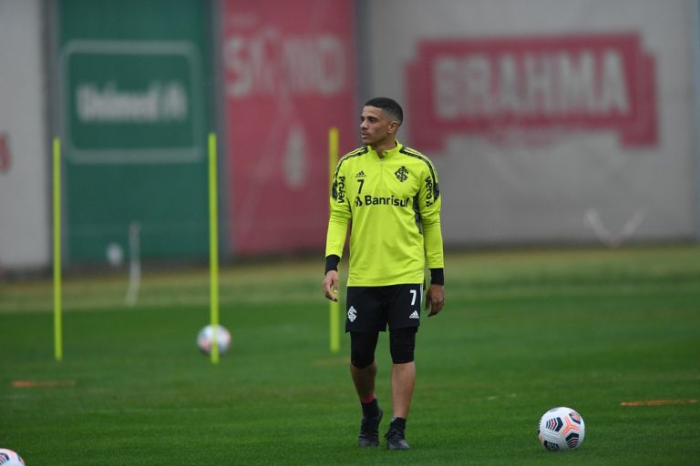 Taison assume papel de liderança em reestreia pelo Internacional