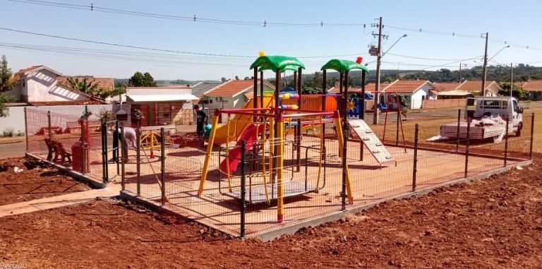 Bairro Recanto Feliz recebe parque infantil