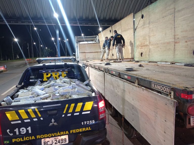 PRF apreende carreta com quase uma tonelada de maconha em Guaíra; vídeo