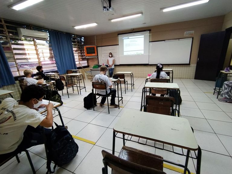 Colégios estaduais retomam aulas presenciais no sistema híbrido, mas seguem em alerta