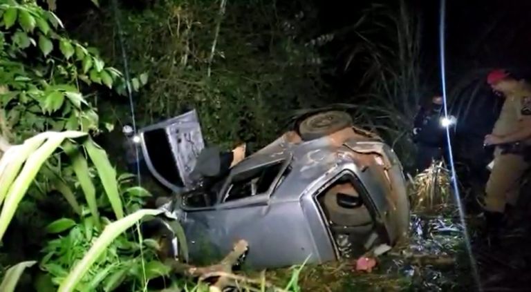 Carro cai de ribanceira e deixa três vítimas na PR-280; dois irmãos morreram