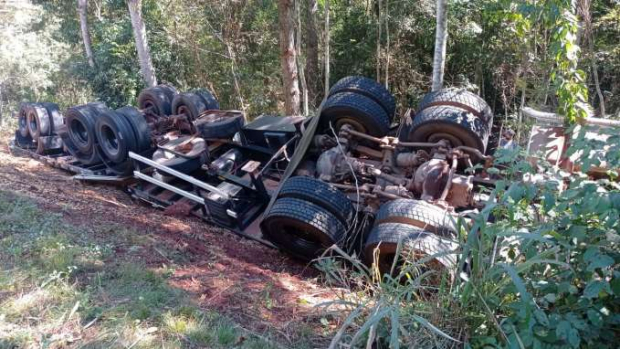 Pai e filho morrem em capotamento de carreta PR 317; mãe ficou gravemente ferida
