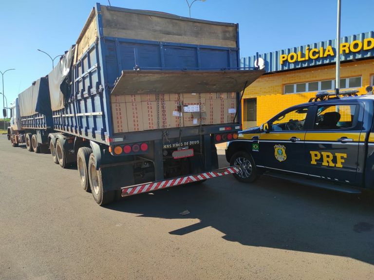 PRF de Guaíra apreende bitrem com R$ 3 milhões em cigarros contrabandeados na BR-163
