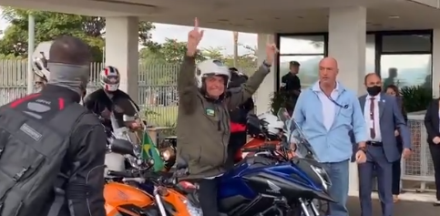 Bolsonaro faz passeio de moto em homenagem ao Dia das Mães
