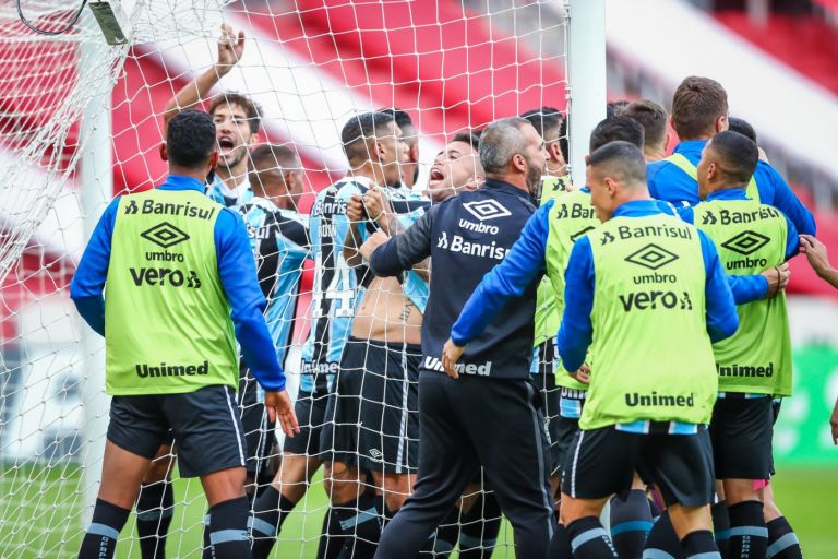 De virada, Grêmio vence o Inter e constrói vantagem para decisão do Gauchão