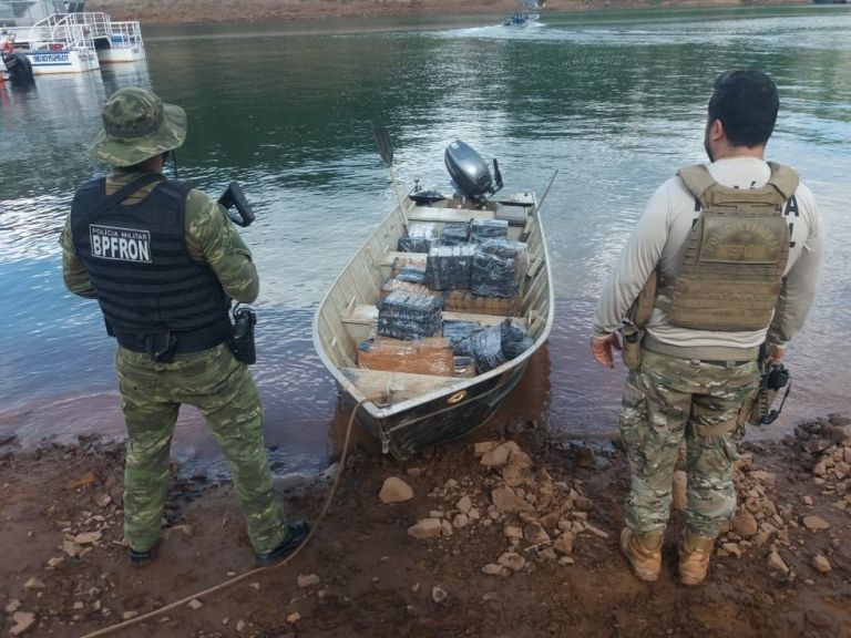 Após perseguição e acidente, polícia apreende mercadorias em porto clandestino