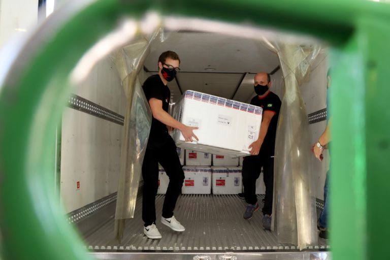 Paraná recebe mais 242 mil doses nesta quinta-feira para vacinar gestantes e pessoas com comorbidades