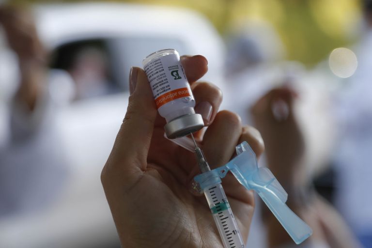 Pessoas com comorbidades ou deficiência física serão imunizadas hoje e sexta-feira