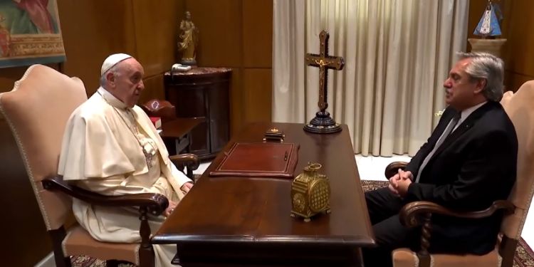 Presidente da Argentina pede apoio ao papa Francisco nas negociações com o FMI