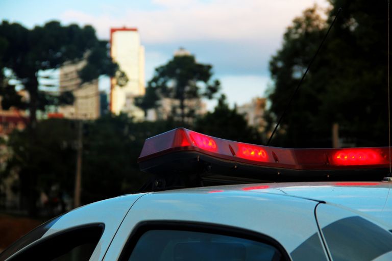 Irmão espanca e ameaça irmã; ela resultou com lesões pelo corpo