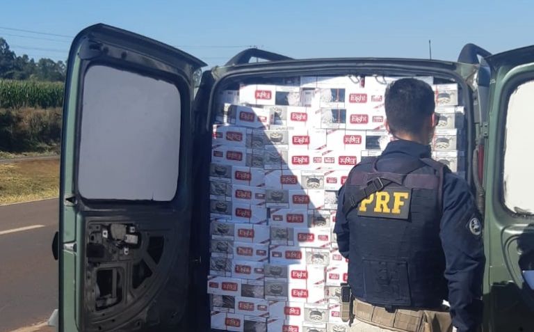 PRF apreende veículo carregado com 25 mil maços de cigarros em Toledo